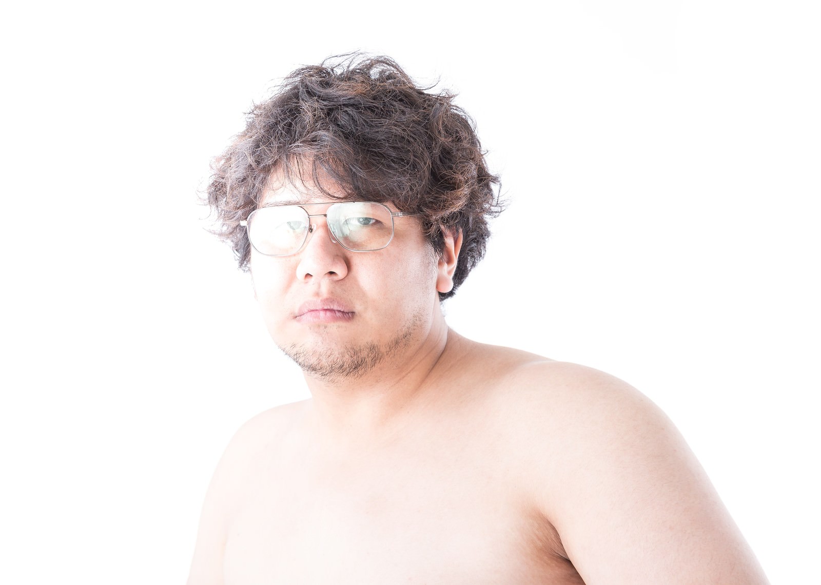 丸眼鏡をかけた男性が正面を向く上半身ポートレート［モデル：朽木誠一郎］