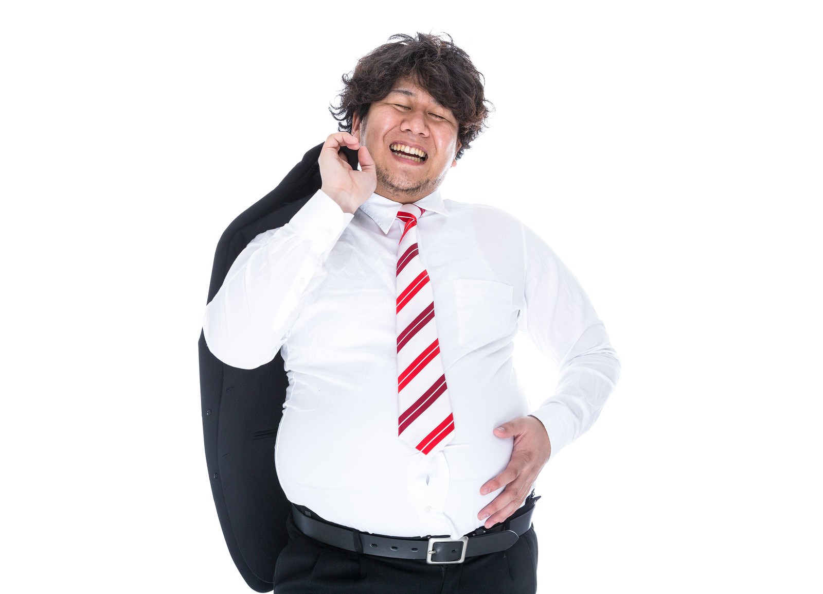 スマートフォンで通話しながら笑顔で歩く男性会社員［モデル：あまのじゃく］