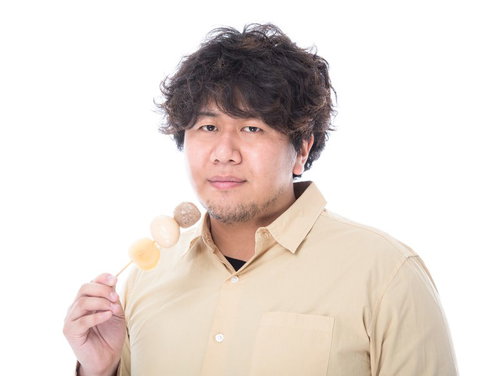 太りたいならコンビニでおでんを大量に買いなさい、と語る男性の写真