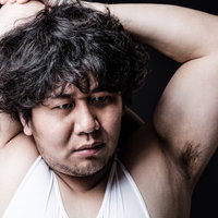 意外と肩の関節が柔らかいアマレス部の副部長、腕を上げてストレッチの写真