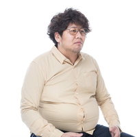 「強い竜巻だと毎秒100m近い風が吹くが、これは僕が飛ぶくらいの強さ」と答える専門家の写真