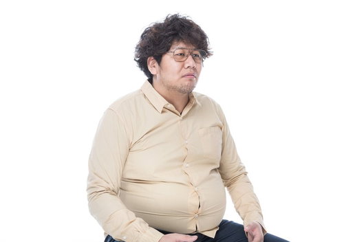 「強い竜巻だと毎秒100m近い風が吹くが、これは僕が飛ぶくらいの強さ」と答える専門家の写真