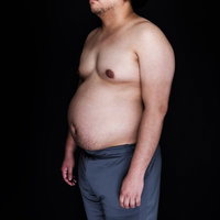 どうしても前かがみになってしまうナチュラル猫背の男性の写真