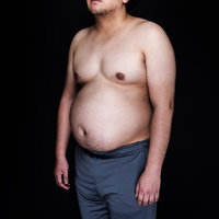 食事制限中にジャンクフードが食べたくて遠い目をする男性の写真