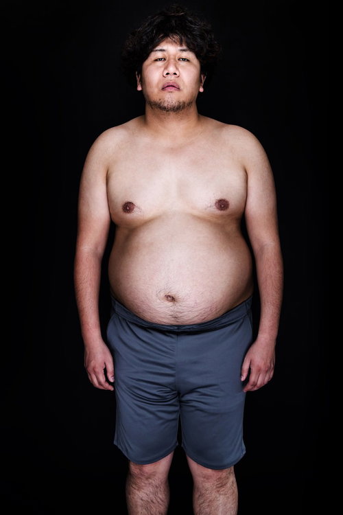 ノーガード戦法で正中線を無防備に晒すアマチュア格闘家の肉体