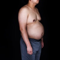 右側に表示された対戦相手を見て、負けを覚悟したぽっちゃり男性の横顔の写真