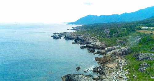 ムシロを敷き詰めたような巨岩が連なる徳之島ムシロ瀬の空撮