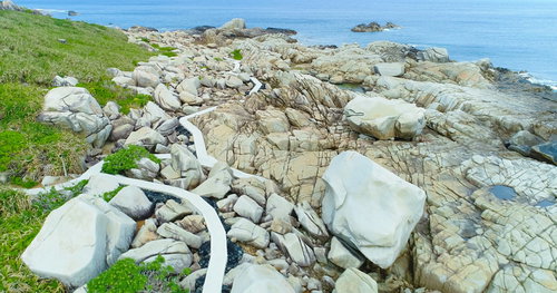 奄美十景ムシロ瀬の花崗岩海岸と遊歩道