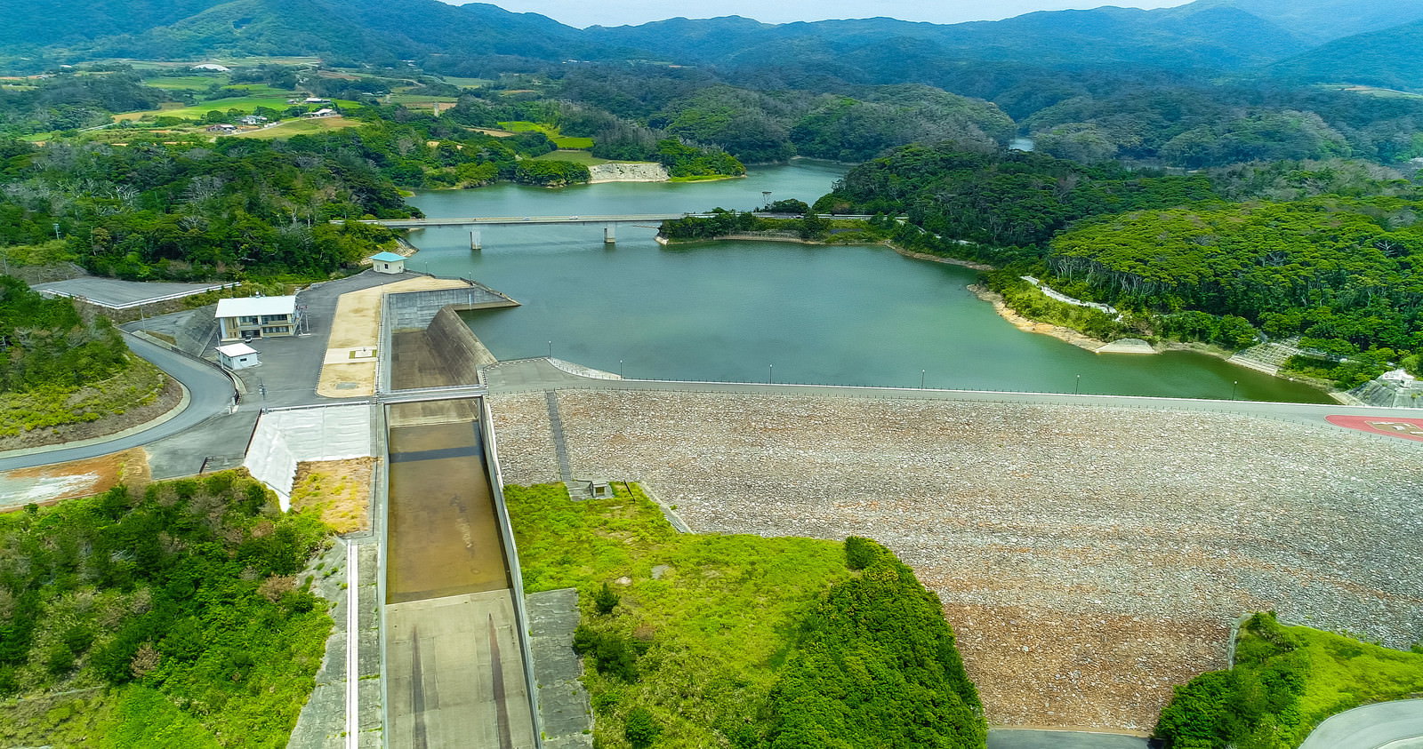 徳之島のコンクリート護岸にあるハート型の穴