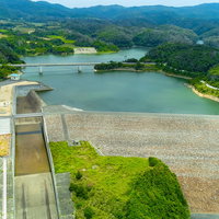 徳之島ダムのハート型穴から見える海の写真