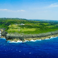 犬田布岬と戦艦大和慰霊塔を空撮で一望する徳之島の景観の写真