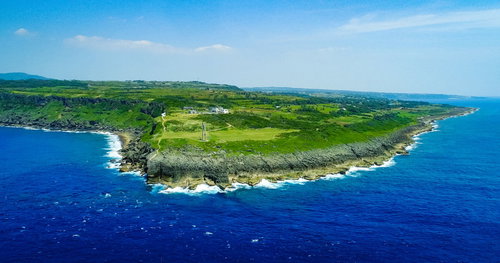 犬田布岬と戦艦大和慰霊塔を空撮で一望する徳之島の景観