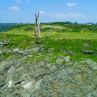 徳之島の海岸に建つ戦艦大和慰霊塔の空撮の写真