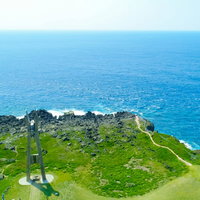 戦艦大和慰霊塔と広がる大海原を映す空撮～徳之島犬田布岬の写真
