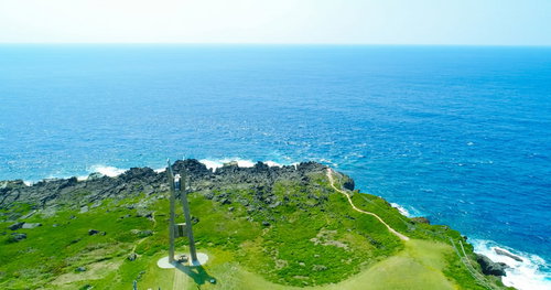 戦艦大和慰霊塔と広がる大海原を映す空撮～徳之島犬田布岬