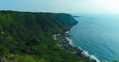隆起サンゴ礁と犬の門蓋の奇岩の景観