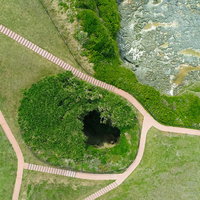 ドローン空撮で見るハート型の犬の門蓋海岸洞窟の写真