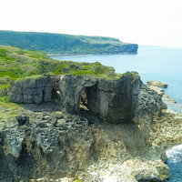 徳之島の犬の門蓋にあるメガネ岩を空撮した景勝地の写真