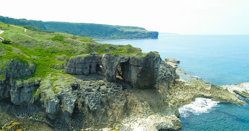 徳之島の犬の門蓋にあるメガネ岩を空撮した景勝地