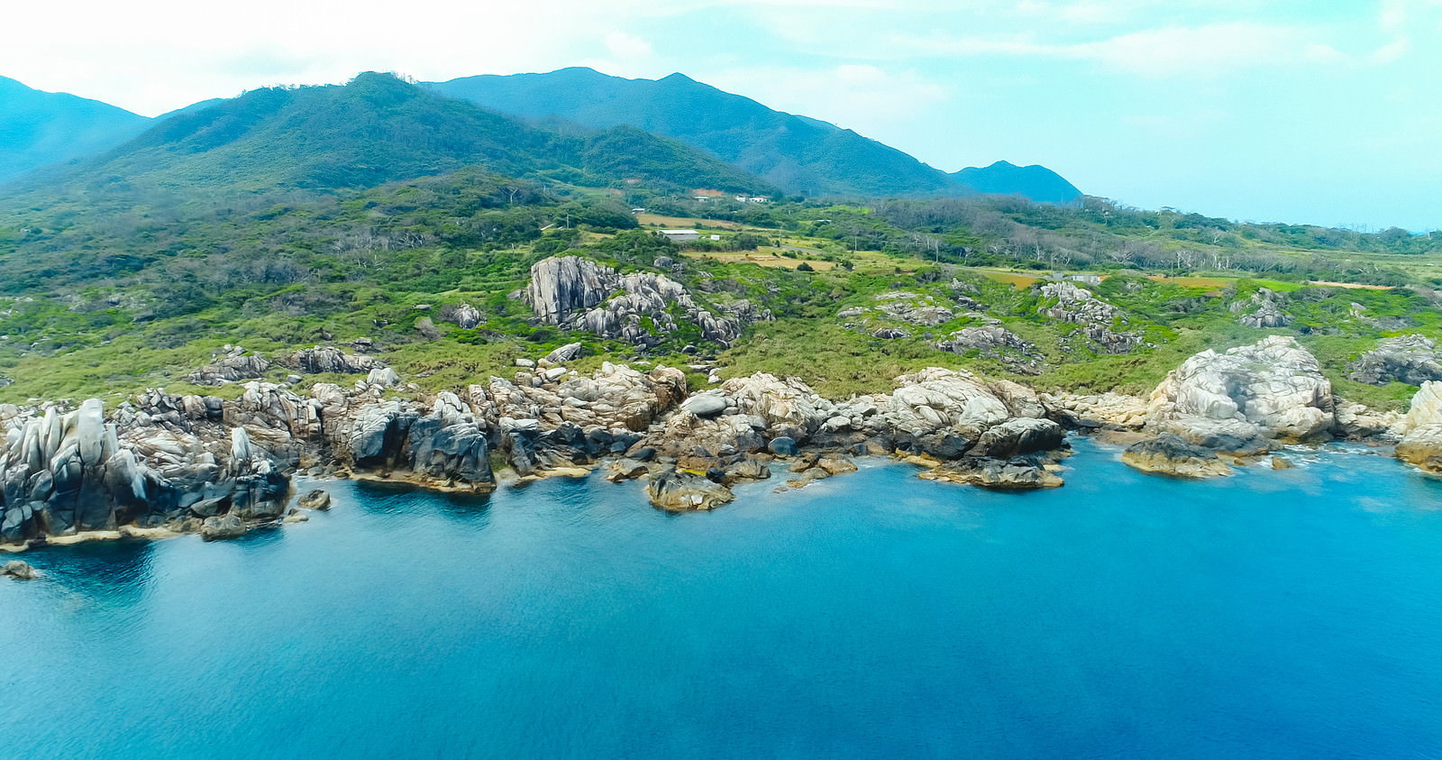 徳之島のムシロ瀬を上空から撮影した海岸風景