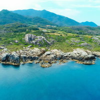 奄美十景ムシロ瀬を空撮したドローン映像 徳之島の花崗岩岩場と海岸景観の写真