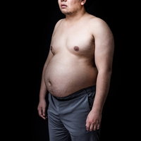 たった2ヶ月で、このカラダ。意識の低いダイエット中の男性の写真
