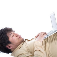 「オレの腹に置けばどんなパソコンもデスクトップになる（ドヤッ）」の写真