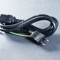 黒いAC電源ケーブルと標準プラグの写真
