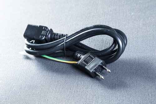 黒いAC電源ケーブルと標準プラグ