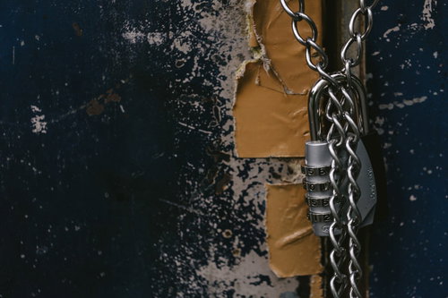 南京錠とチェーンでロックしているボロボロのドア