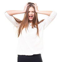 頭を抱えて大声で叫ぶ女性のストレス表現の写真