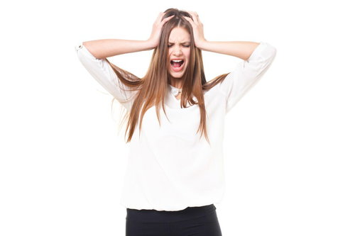 頭を抱えて大声で叫ぶ女性のストレス表現