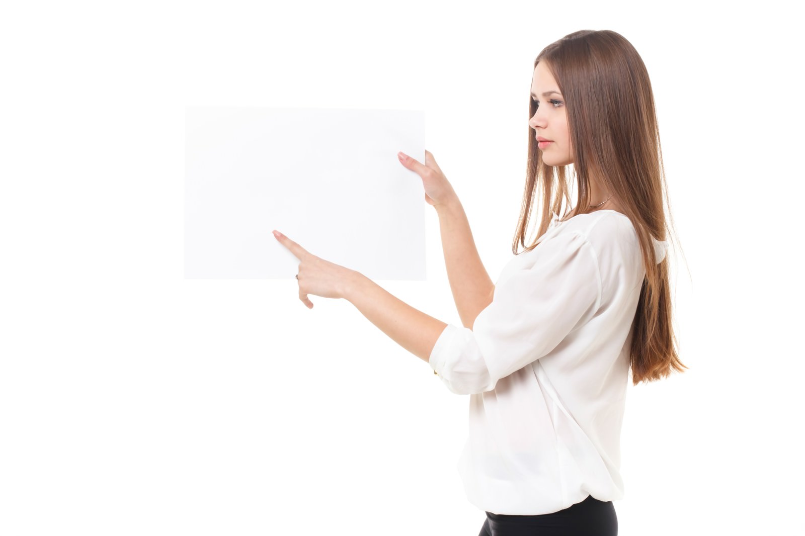 両手の人差し指で左を指す横向きの茶色い長い髪の外国人女性［モデル：モデルファクトリー］