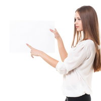 両手の人差し指で左を指す横向きの茶色い長い髪の外国人女性の写真