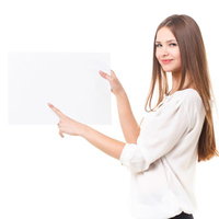 両手の人差し指で左を指す横向きの茶髪の外国人女性の写真