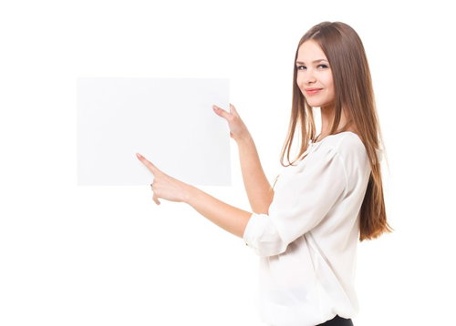 両手の人差し指で左を指す横向きの茶髪の外国人女性