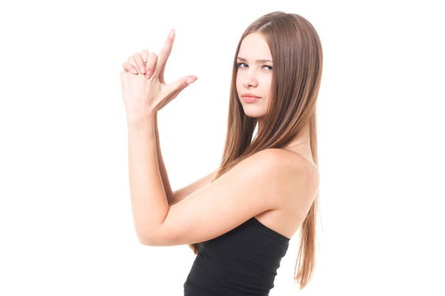 指で拳銃を撃つ仕草をするロシア人美女