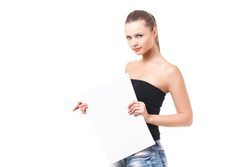 デニムパンツで白い紙を両手で持つ黒いベアトップの外国人女性