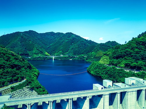 岡山県鏡野町の奥津湖と苫田ダムの堤体と秋の風景