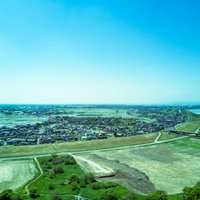 渡良瀬川の河川敷を空撮した広場 古河市の蛇行する川の流れの写真