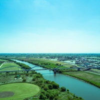 渡良瀬川と古河市街並みを空撮した風景の写真