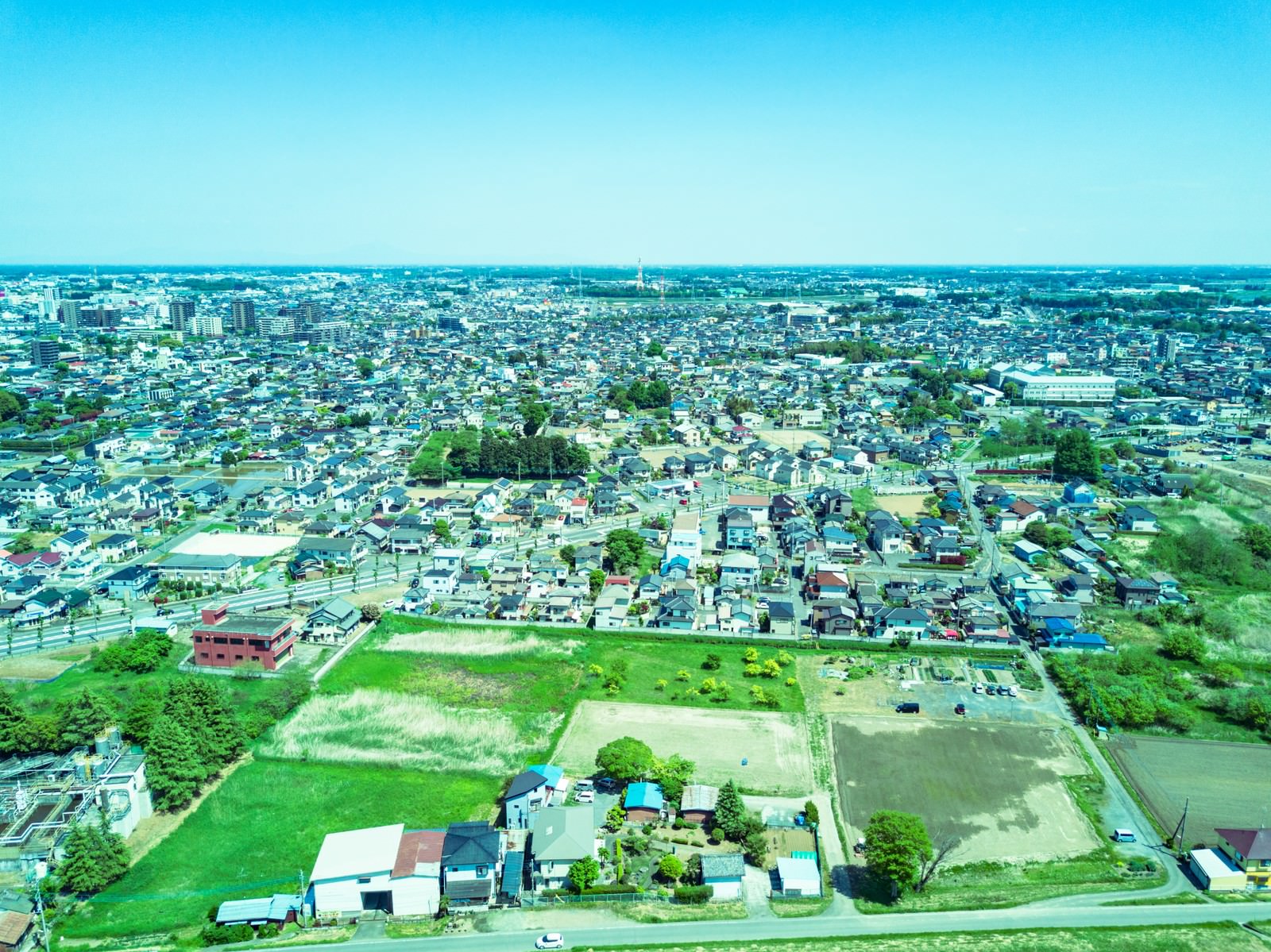 ドローンで撮影した住宅街の航空写真、整然と並ぶ家々と緑地