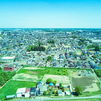 上空100m付近からドローンで撮影した住宅街の街並みの写真