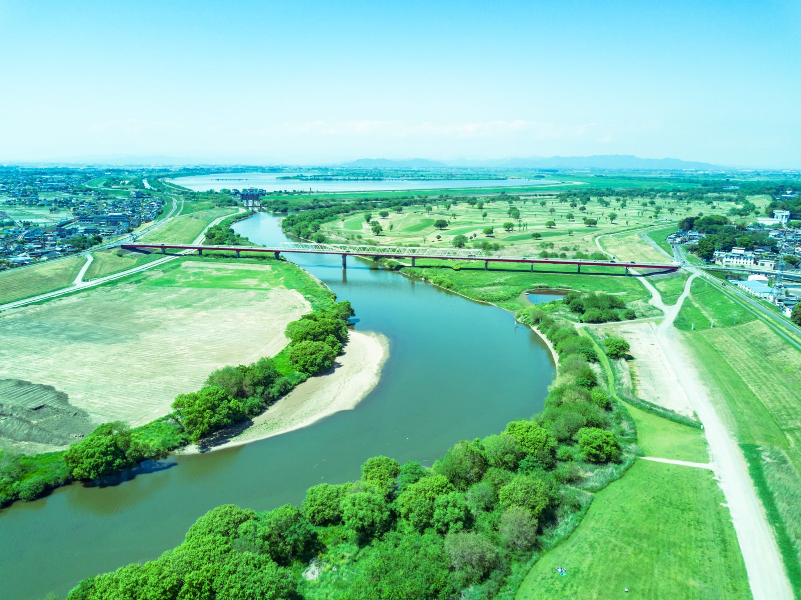 渡良瀬川と渡良瀬遊水地を空から撮影した自然風景