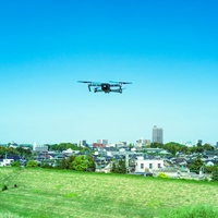 住宅地上空でニアミスするドローンの飛行と航空法の写真