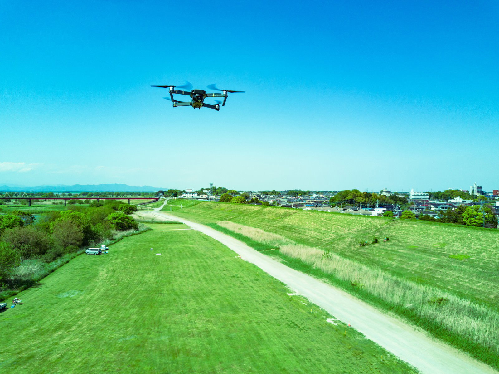河川敷の上空を飛ぶドローン（DJI Mavic Pro）