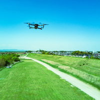 上空を飛行するドローン（Mavic Pro）の写真