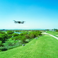 ドローン練習場で他のドローンとの接触に気をつけながら飛行するマルチコプターの写真