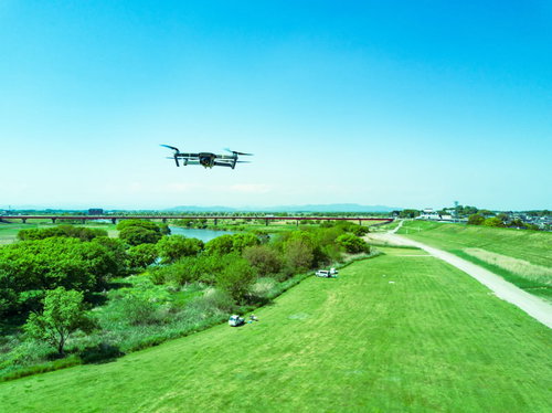 ドローン練習場で他のドローンとの接触に気をつけながら飛行するマルチコプター