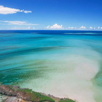 伊良部島の宮古ブルーの海と白砂浜：沖縄の絶景リゾートの写真